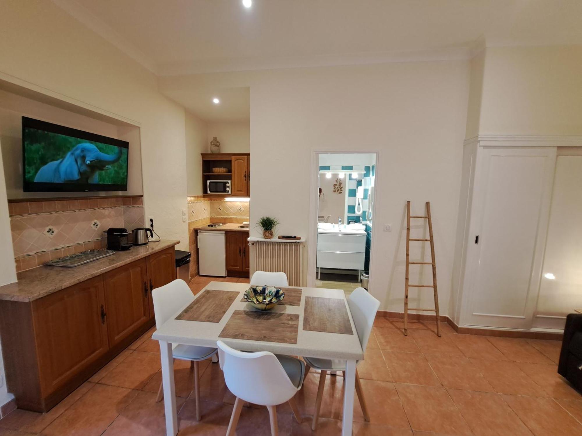 Aparthotel Veles 3*